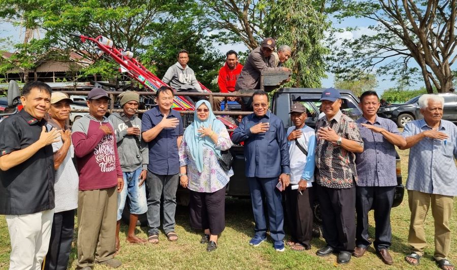 Sulaiman  Hamzah Serahkan Traktor untuk Kelompok Tani Keerom